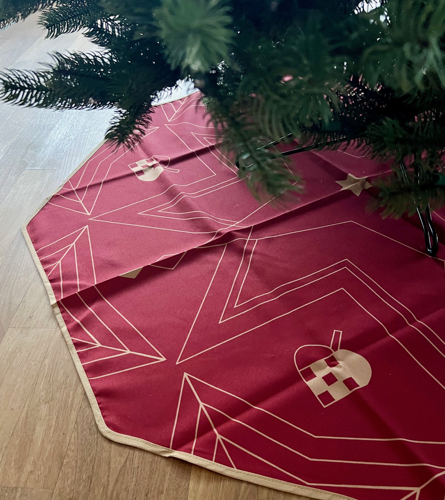 Rødt juletræstæppe Rødt juletræstæppe